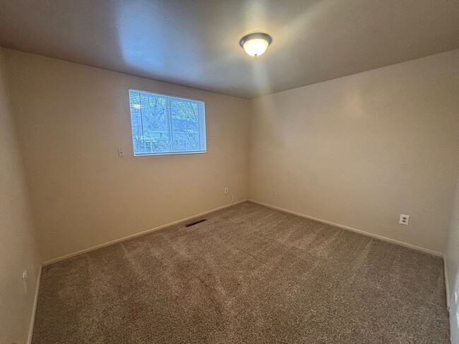 Foto del edificio - 3 Bed / 1 Bath Near I-25 and S. Academy - ...