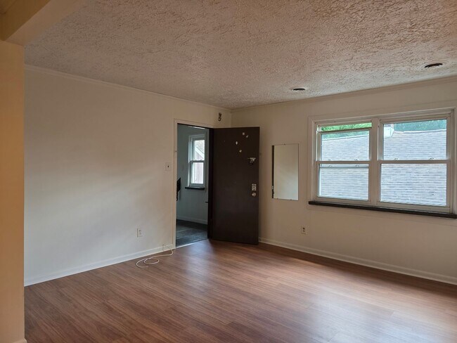 Building Photo - 110 E 40th St