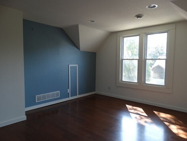 Building Photo - 1000 18th Ave SE