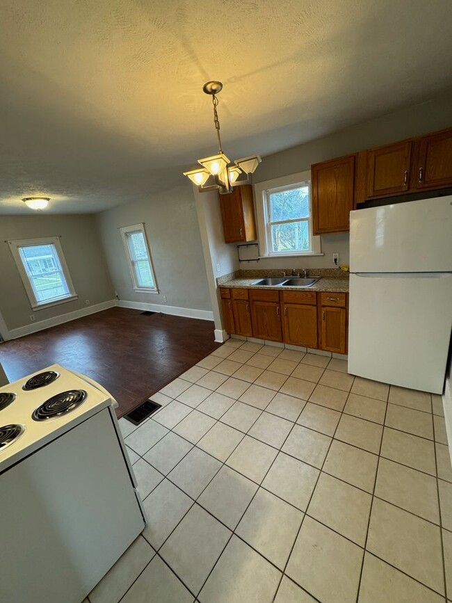 Building Photo - 2 Bedroom 1 Bath home in South Bend IN.