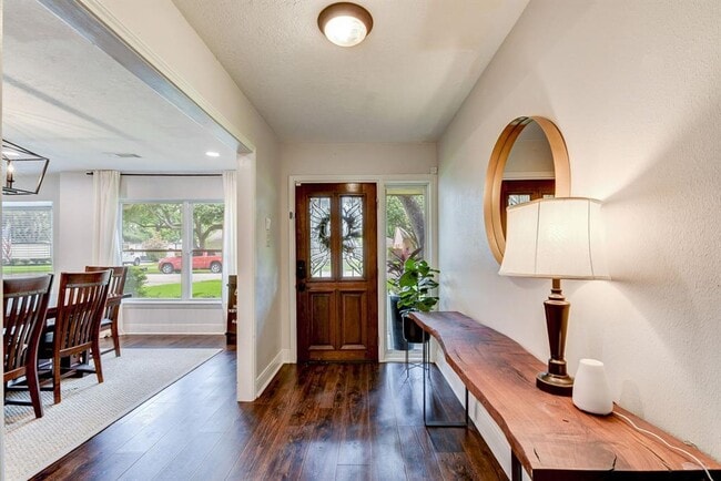 Foto del edificio - 10707 Piping Rock Ln