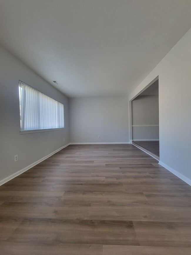 Building Photo - 4 bedroom 2.5 bathroom townhouse