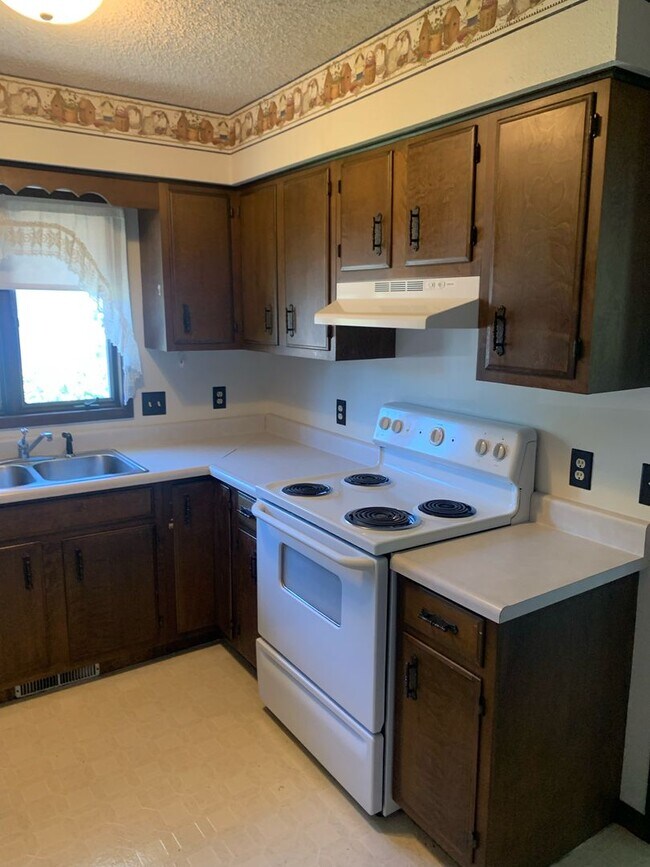 Building Photo - 2 Bedroom Main Floor Duplex - Bloomfield