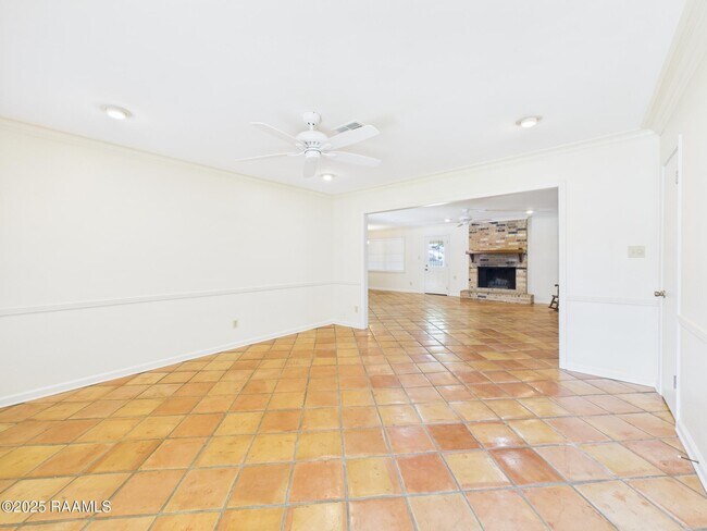 Building Photo - 302 Lark Dr