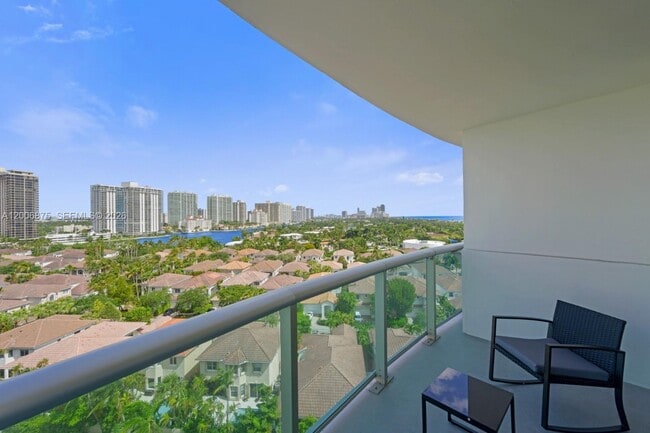 Foto del edificio - 19370 Collins Ave