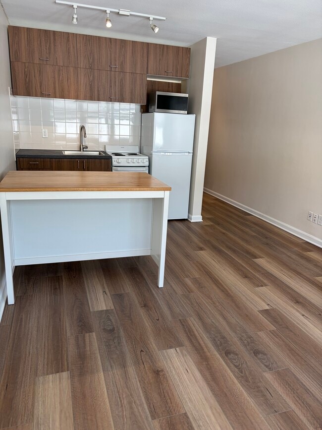 estudio 22 - 409 University Ave SE