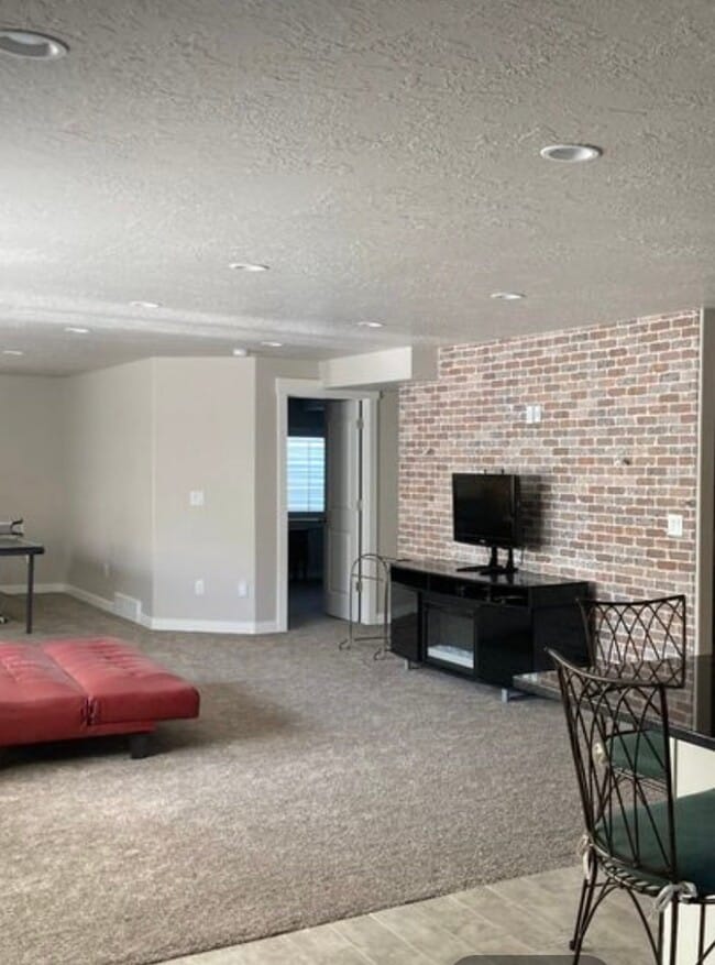 Building Photo - 1703 Lyndi Ln