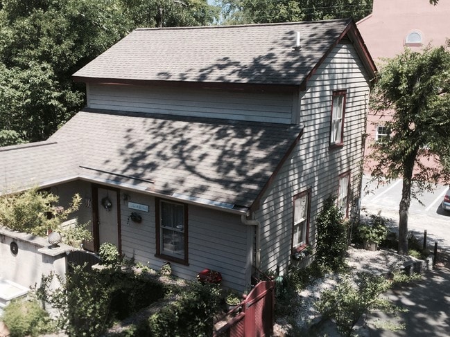 driveway and intimate courtyard - 541 E Jones Ln