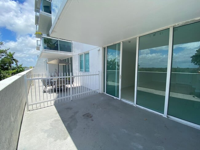 Foto del edificio - 1861 NW S River Dr