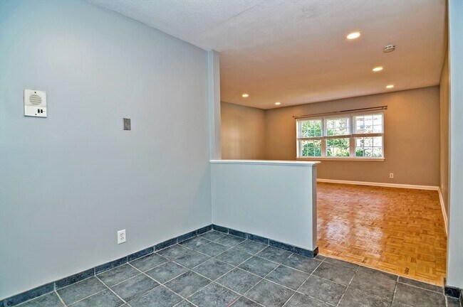 Building Photo - 35 Lake Shore Ct