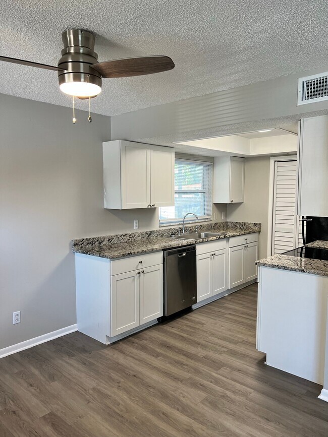 Foto del edificio - 2 Bed/1 Bath - Unit 106