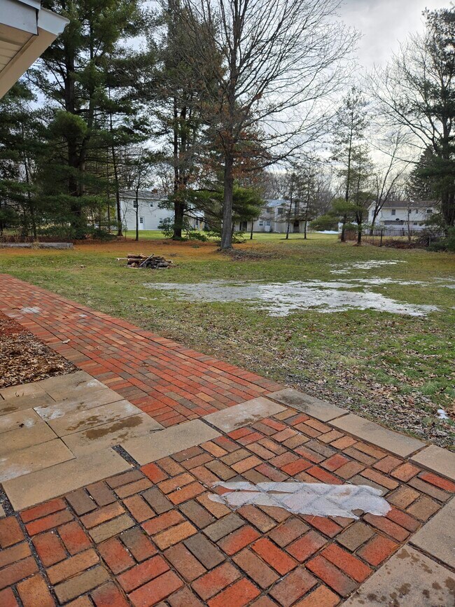 Foto del edificio - 7 Bedford Dr