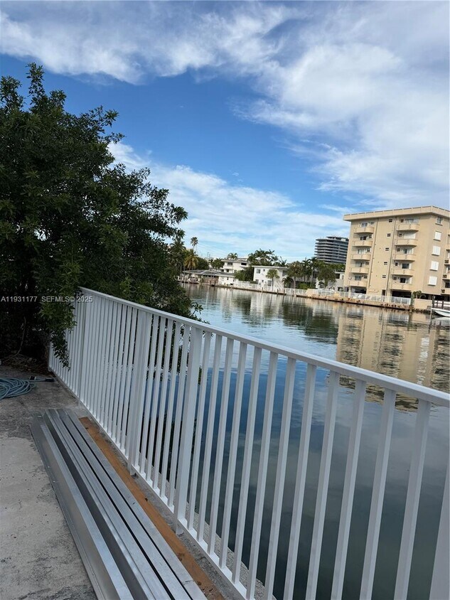 Foto del edificio - 8305 Crespi Blvd