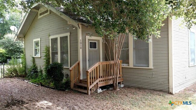 Foto del edificio - 1010 E College St