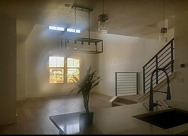 Building Photo - 758 W Sunfire Ln
