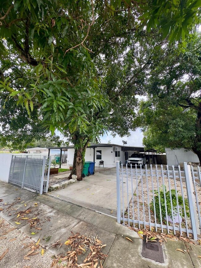 Foto del edificio - 9947 NW 22nd Ave