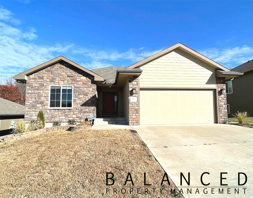 4 br, 3 bath House 6024 SW 44th St House for Rent in Topeka, KS