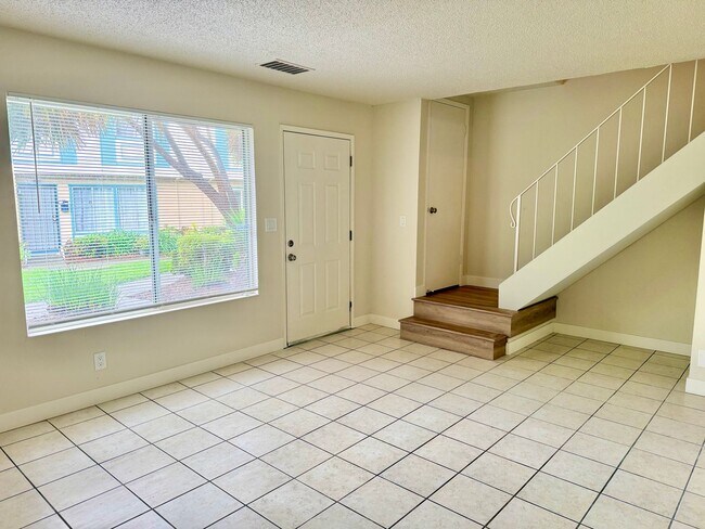 Foto del edificio - $2,890 / 2 BR - FULLY REMODELED TOWNHOME IN HAYWARD