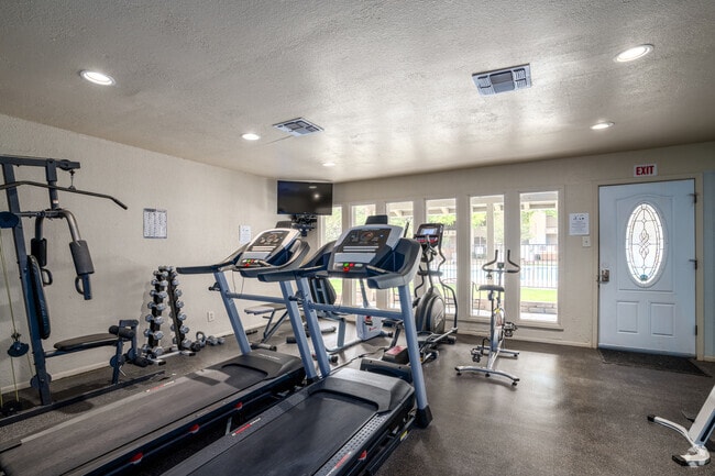 Moderno gimnasio en Madeira Apartments con equipos cardiovasculares y de entrenamiento de fuerza. - Madeira Apartments