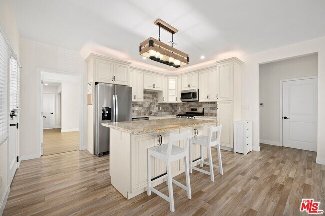 Building Photo - 1324 W 53rd St