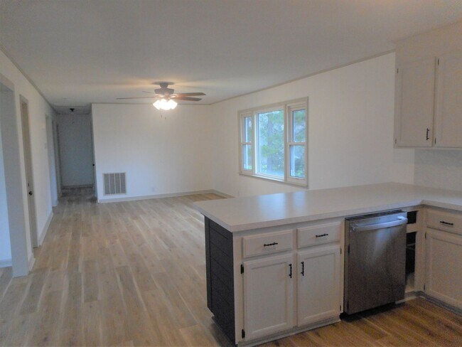 Foto del edificio - Fully Renovated 3 Bedroom 2 Bath Home on O...