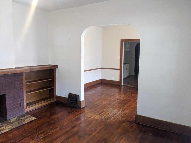 Building Photo - 736-738 S Ellis