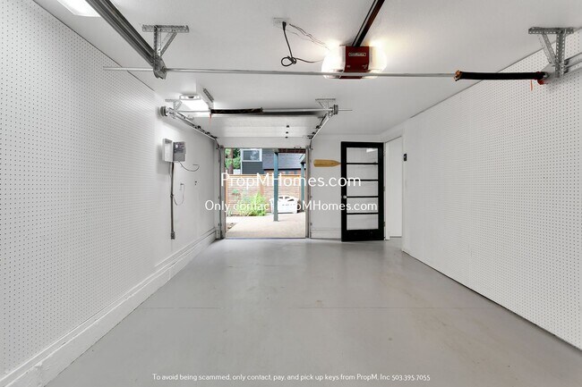 Building Photo - Absolutely Stunning Five Bedroom Home In L...