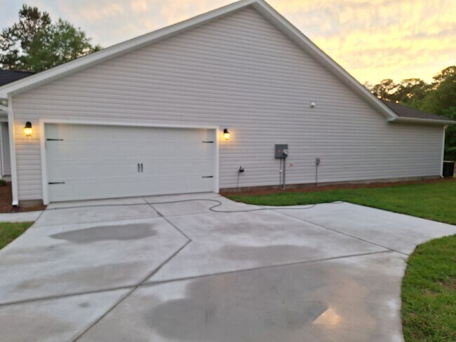 Foto del edificio - Newer Three Bedroom Home in Elgin SC!