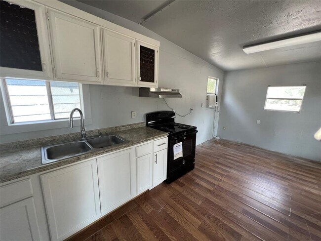 Foto del edificio - 215 Farm to Market Rd 3454