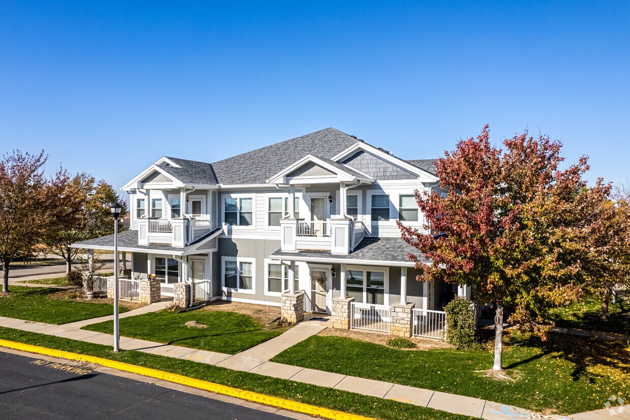 The Village at Sunnybrook Apartments in Olathe, KS
