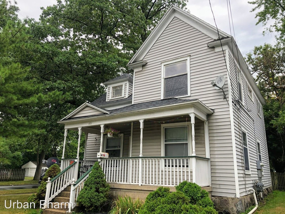 Primary Photo - 601 Leonard St NE