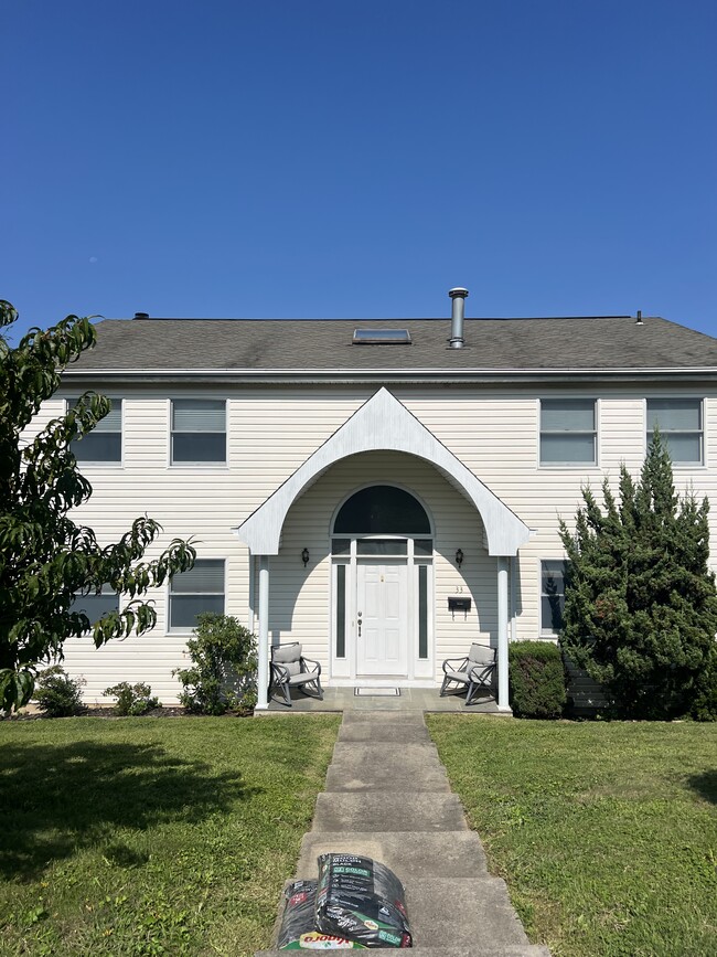 Building Photo - 33 Gainsborg Ave E