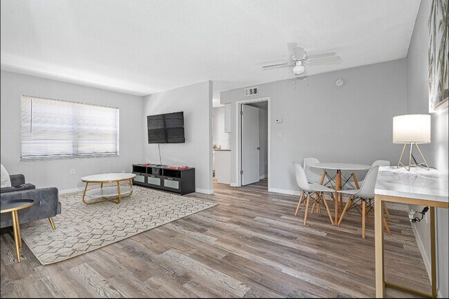 Foto del edificio - 13104-13108 Leisure Wood Pl