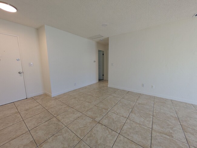 Building Photo - Newly Updated Spacious home avalible now!!!!