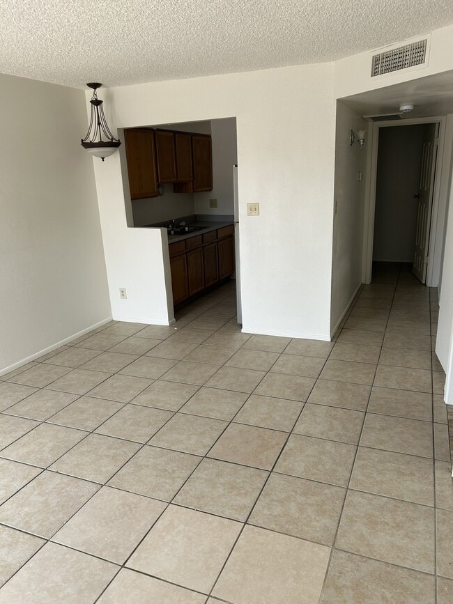 Foto del edificio - 1315 W 5th St