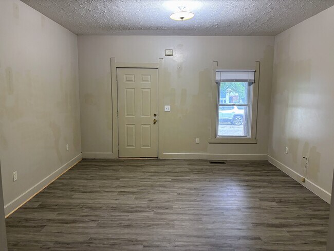 Foto del edificio - 2305 N Kenwood Ave