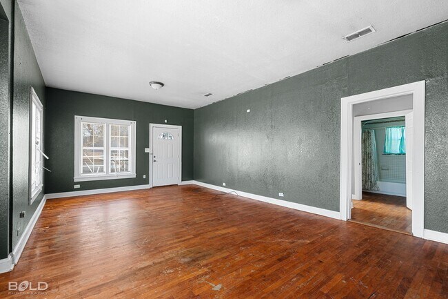 Foto del edificio - Check This Charming 1 Bed 1 Bath Out!