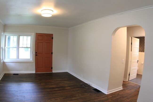 Building Photo - Three Bedroom in Alton