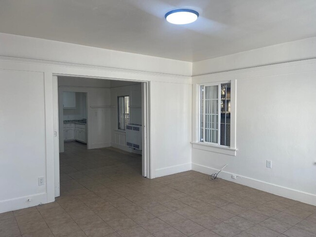 Building Photo - 702 W Vernon Ave