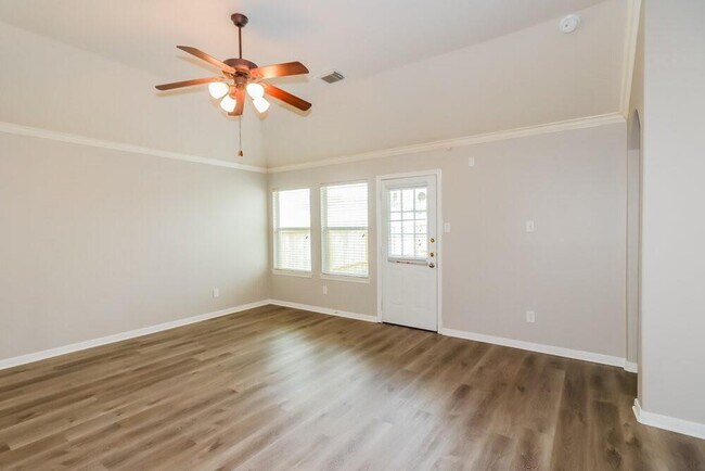 Foto del edificio - 5039 Rustling Branch Ln