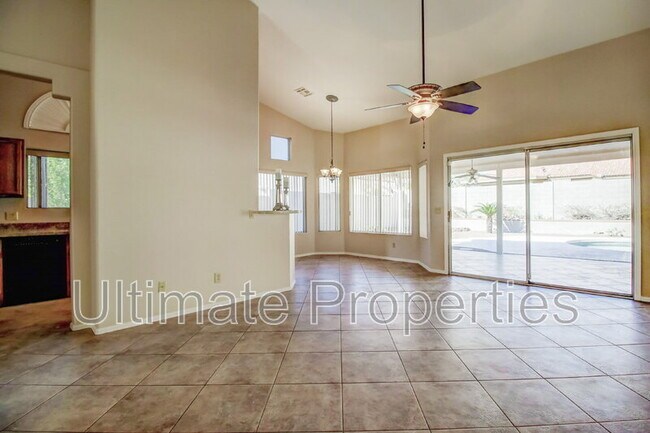 Foto del edificio - 6124 W Whispering Wind Dr