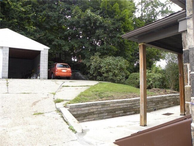 Building Photo - 305 Edward Ave