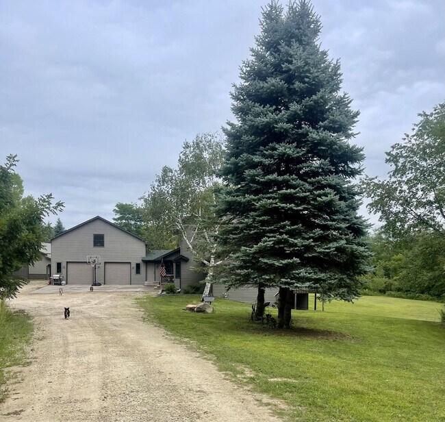 Foto del edificio - Spacious country Home on 13 acres