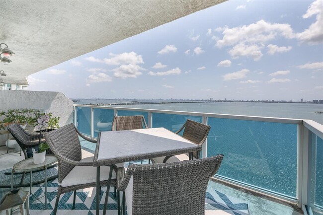 Foto del edificio - 700 NE 25th St