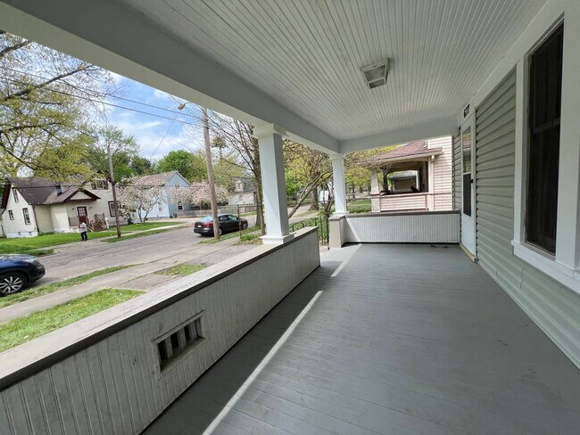 Foto del edificio - 677 Blaine Ave