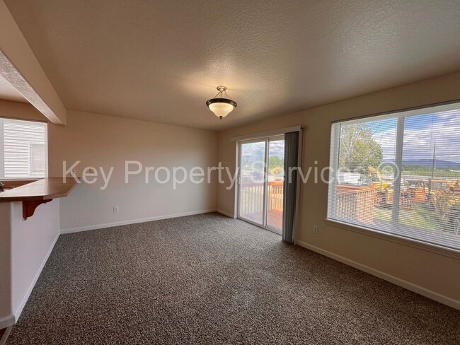 Building Photo - Orchards Townhome with Extra Deep Garage
