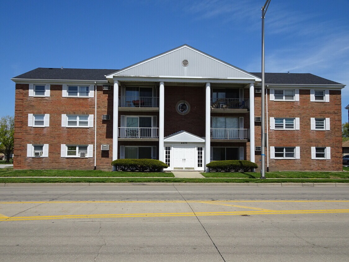 Primary Photo - 4420 W 111th St
