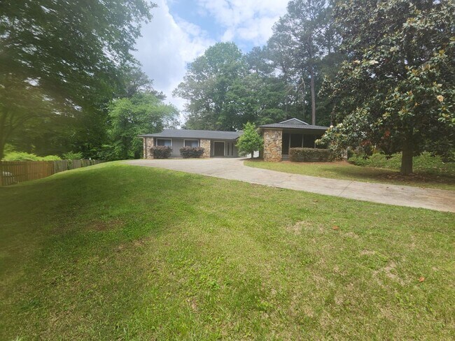 Foto del edificio - Spacious 4-Bedroom  & 2.5 Bathroom Ranch Home