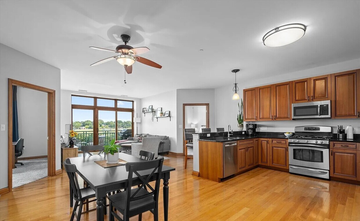 Foto principal - 160 S River St