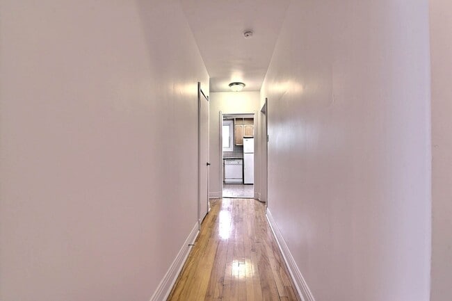 Building Photo - 4585 Av. Dupuis